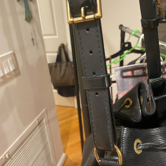 Authentic Vintage Black Epi Leather Drawstring Shoulder Purse - Picture 11 of 15